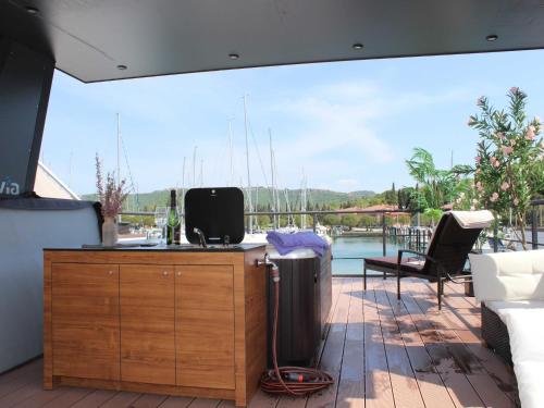 泳池, The Seaborn Residence - Two Bedroom Floating House in 魯斯亞