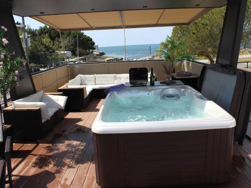 泳池, The Seaborn Residence - Two Bedroom Floating House in 魯斯亞