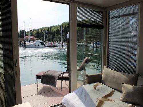 The Seaborn Residence - Two Bedroom Floating House in 魯斯亞