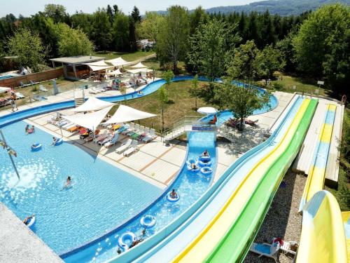 مسبح, Stylish Retreat with BBQ and Modern Amenities near Terme - Three Bedroom Apartment in Dobova
