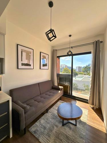 Luxury One-Bedroom City Views, Pool & AC near Hospital Centro Médico