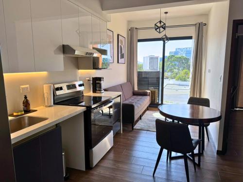 Luxury One-Bedroom City Views, Pool & AC near Hospital Centro Médico