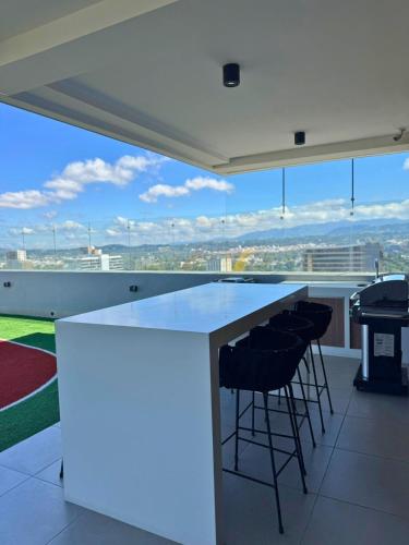 Luxury One-Bedroom City Views, Pool & AC near Hospital Centro Médico