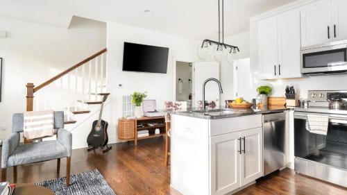 Hart Suite 3 by AvantStay Gorgeous Town House w Modern Amenities in Nashville, Nashville