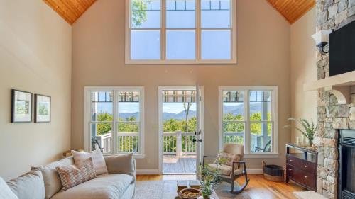 Juliet by AvantStay Mountain Views Near AshevilleBlack Mountain in Swannanoa, USA