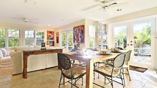 Artist Garden by AvantStay Great Location w Balcony Outdoor Dining Shared Pool BBQ Week Long Stays
