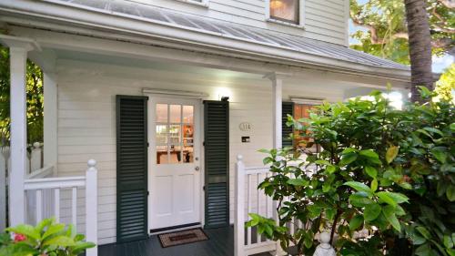 Artist Garden by AvantStay Great Location w Balcony, Outdoor Dining, Shared Pool & BBQ! Week Long Stays in Key West, USA