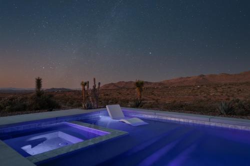 Sunstone Pool, Hot Tub & Mountain Views! in Yucca Valley, USA