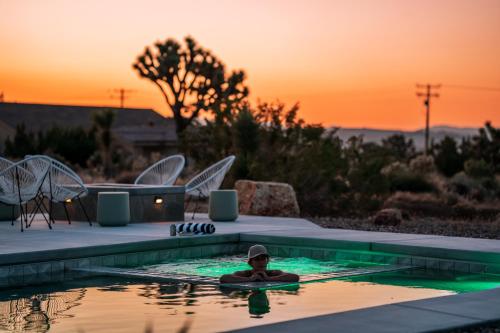Sunstone Pool, Hot Tub & Mountain Views! in Yucca Valley, USA