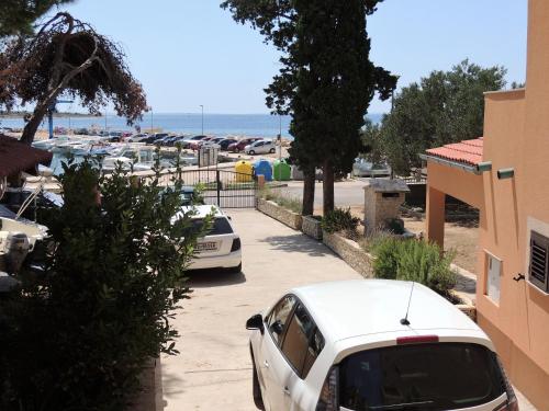 One-Bedroom Apartment with Balcony and Sea View image 4