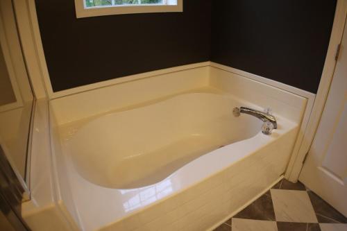 Fürdőszoba, The Gentry Hideaway, A Private Mayberry Retreat in Mt. Airy (NC)