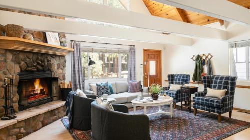 Hartwood by AvantStay Cozy Big Bear Abode w Spacious Deck Stone Fireplace in Big Bear Lake, USA