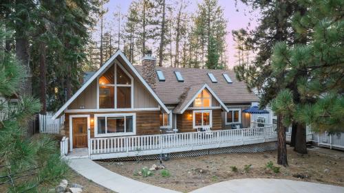 Hartwood by AvantStay Cozy Big Bear Abode w Spacious Deck Stone Fireplace in Big Bear Lake, USA