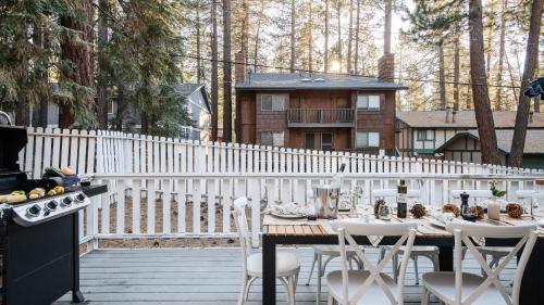 Hartwood by AvantStay Cozy Big Bear Abode w Spacious Deck Stone Fireplace in Big Bear Lake, USA