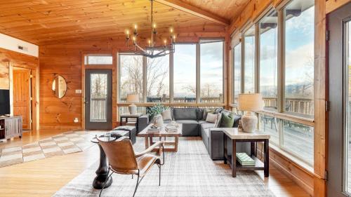 Chestnut by AvantStay Mountain Cabin w Treetop Views Hot Tub Game Room in Gatlinburg, USA
