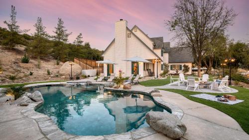 The Riesling Retreat by AvantStay Estate w Pool HotTub Putting Green Pickle Ball Court
