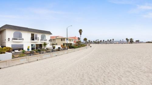 Shoreline by AvantStay Spectacular Beachfront Home w Fire Pit Spa Pool Table in San Diego, USA