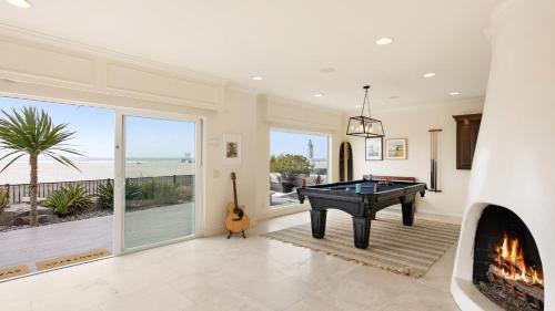 Shoreline by AvantStay Spectacular Beachfront Home w Fire Pit Spa Pool Table in San Diego, USA