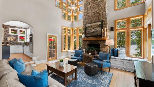 Boathouse Cove by AvantStay New Pool Swim Dock in Lake Norman of Catawba, USA