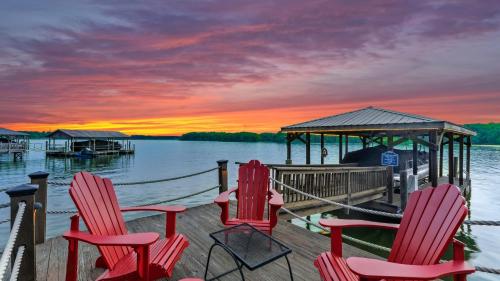 Boathouse Cove by AvantStay New Pool Swim Dock in Lake Norman of Catawba, USA