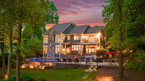 Boathouse Cove by AvantStay New Pool Swim Dock in Lake Norman of Catawba, USA