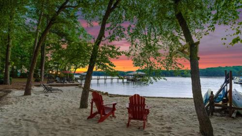 Boathouse Cove by AvantStay New Pool Swim Dock in Lake Norman of Catawba, USA