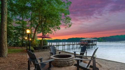 Boathouse Cove by AvantStay New Pool Swim Dock in Lake Norman of Catawba, USA
