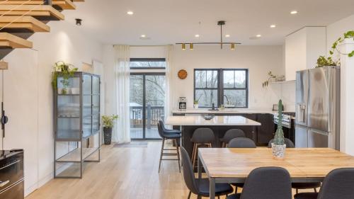 Casa Grada by AvantStay Loft-Style Group Retreat in Asheville, USA