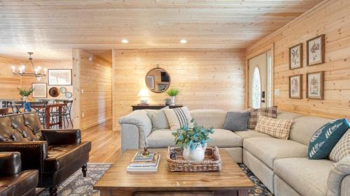 Sugar Cove by AvantStay Cabin by The River w Hot Tub Pool Table Guest House in Gatlinburg, USA
