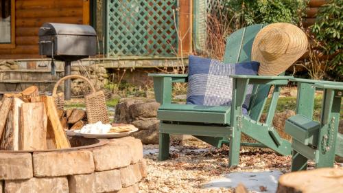 Sugar Cove by AvantStay Cabin by The River w Hot Tub Pool Table Guest House in Gatlinburg, USA