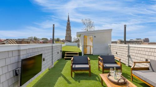 State St B by AvantStay French Quarter Rooftop Aesthetic Design in Charleston, USA