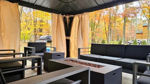 The Barn House by AvantStay Modern Outdoor Living Area Hot Tub in Albrightsville, USA