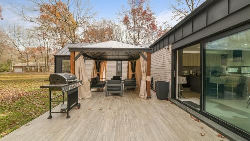 The Barn House by AvantStay Modern Outdoor Living Area Hot Tub in Albrightsville, USA