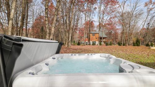 The Barn House by AvantStay Modern Outdoor Living Area Hot Tub in Albrightsville, USA
