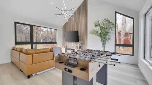 The Barn House by AvantStay Modern Outdoor Living Area Hot Tub in Albrightsville, USA