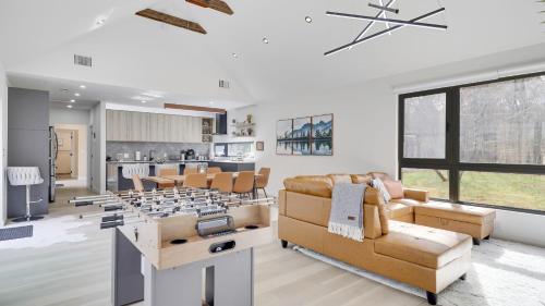 The Barn House by AvantStay Modern Outdoor Living Area Hot Tub in Albrightsville, USA