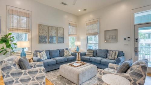 Destin Dream by AvantStay 2-Story Home Walk to Beach Hot Tub Golf Cart in Destin, USA