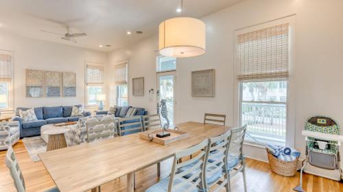 Destin Dream by AvantStay 2-Story Home Walk to Beach Hot Tub Golf Cart in Destin, USA