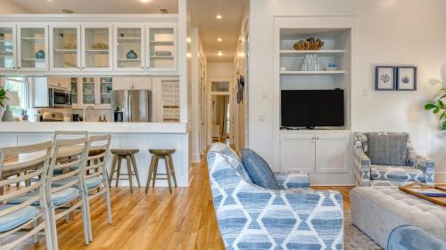 Destin Dream by AvantStay 2-Story Home Walk to Beach Hot Tub Golf Cart in Destin, USA