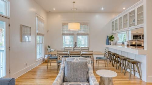 Destin Dream by AvantStay 2-Story Home Walk to Beach Hot Tub Golf Cart in Destin, USA