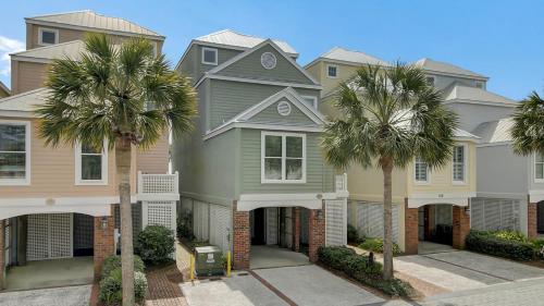 109 Grand Pavilion by AvantStay Beachfront Views in Isle of Palms, USA