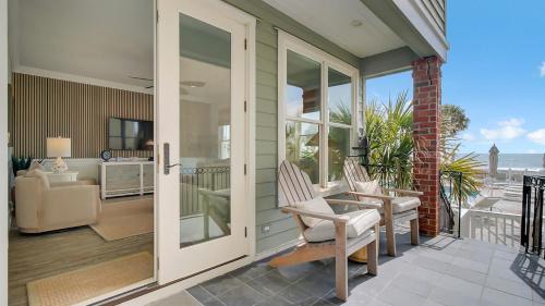 109 Grand Pavilion by AvantStay Beachfront Views in Isle of Palms, USA