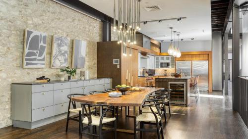 Paramount Place by AvantStay 4 Story Apartment in Heart of Austin w Movie Theatre in Austin, USA