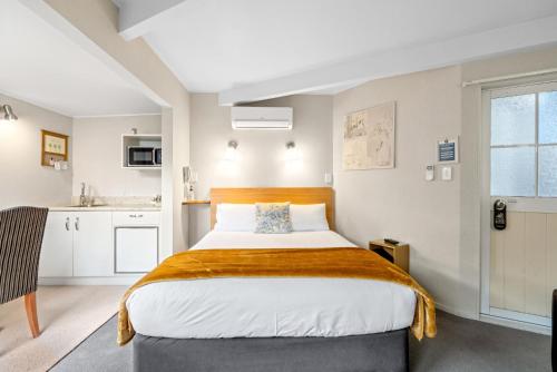 1 queen bed