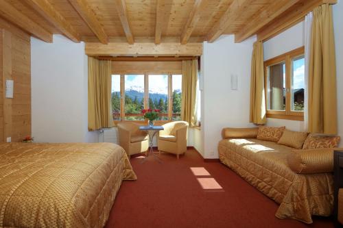 1 queen bed, 1 twin bed