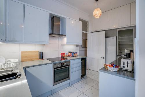 Buckingham Palace 4br Family Stay & Cathedral View, London (photo 2)