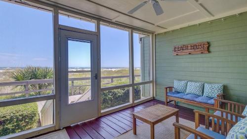 Coastal Retreat by AvantStay Direct Beach Access Views Communal Pool in Isle of Palms, USA