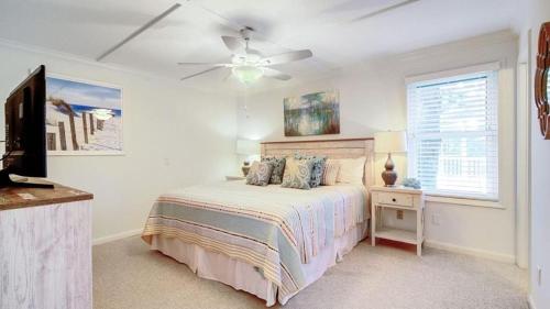 3 Twin Oaks by AvantStay Beach Access Sunroom Great Location in Isle of Palms, USA