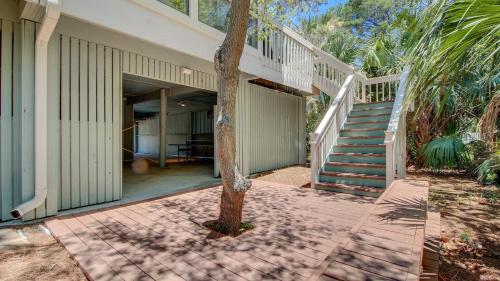 3 Twin Oaks by AvantStay Beach Access Sunroom Great Location in Isle of Palms, USA