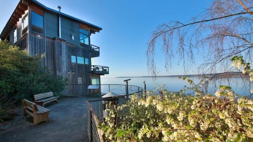 Langley Waterfront Condo by AvantStay A Views